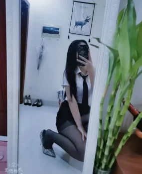 裕华性感酥胸大长腿