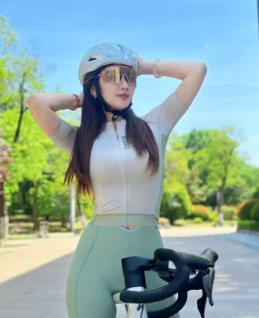 撩头发做爱好萌热爱骑行女孩