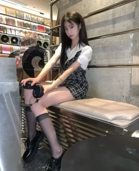 奶茶店的一个黑丝00后服务员小仙女刚从老家上来