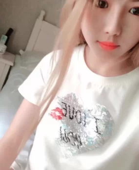 南京南站附近，00后漂亮小姐姐