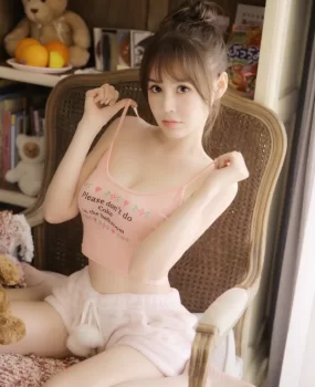 爆艹学生妹 三点全粉 通体雪白