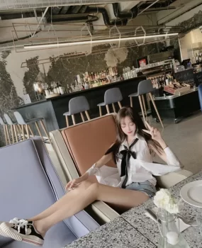 S身材兼职车模 大奶一手难掌握