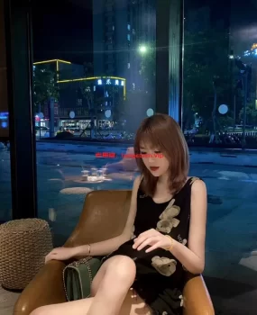 00后嫩妹，还没开学做兼职