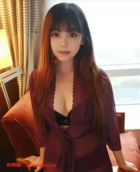 妹子说话声音好听，看上去很小，娃娃脸