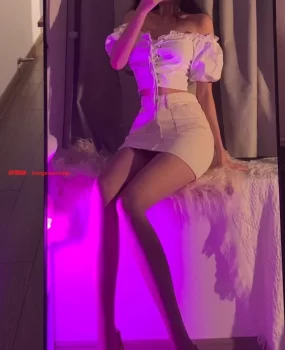 高端嫩模一线天美女粉嫩乳头