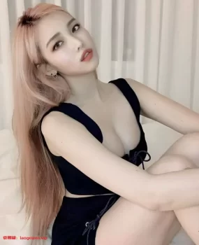 高颜值妹妹胸大屁股翘，潮吹逼粉